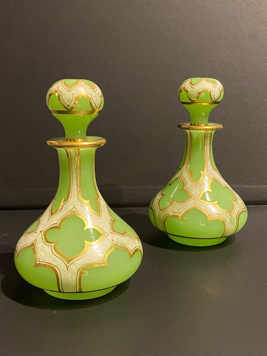 Paire De Flacons En Opaline Vert émaillé Blanc Et Filets Or Milieu XIXeme époque Napoléon III.-photo-3