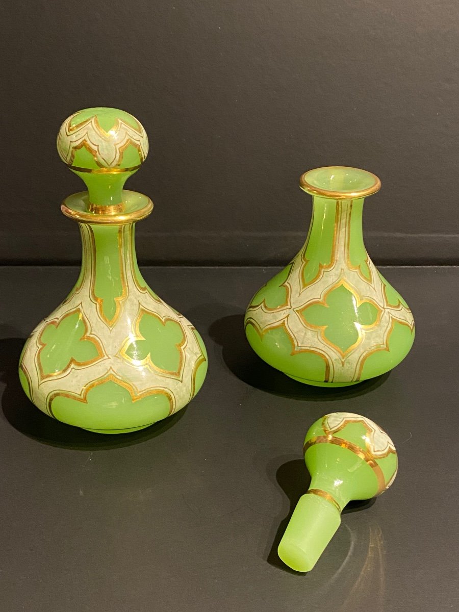 Paire De Flacons En Opaline Vert émaillé Blanc Et Filets Or Milieu XIXeme époque Napoléon III.-photo-1