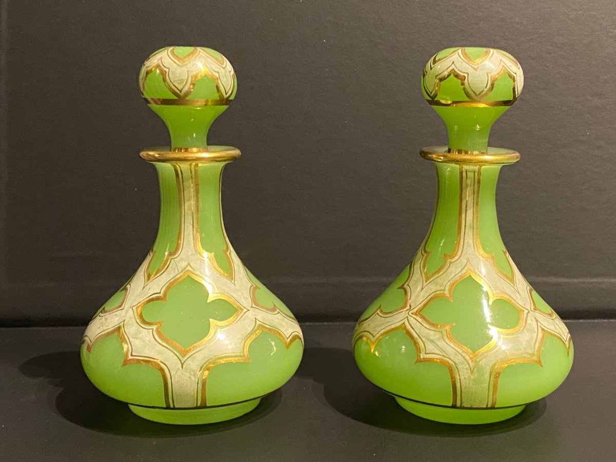 Paire De Flacons En Opaline Vert émaillé Blanc Et Filets Or Milieu XIXeme époque Napoléon III.