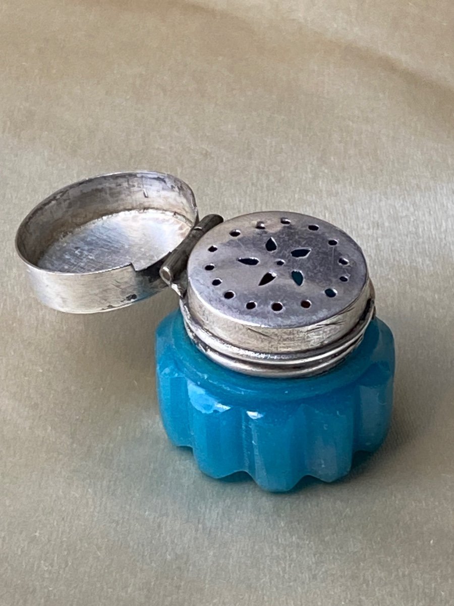 Petite Vinaigrette En Opaline Bleu Turquoise Montée Argent XIXeme époque Charles X.