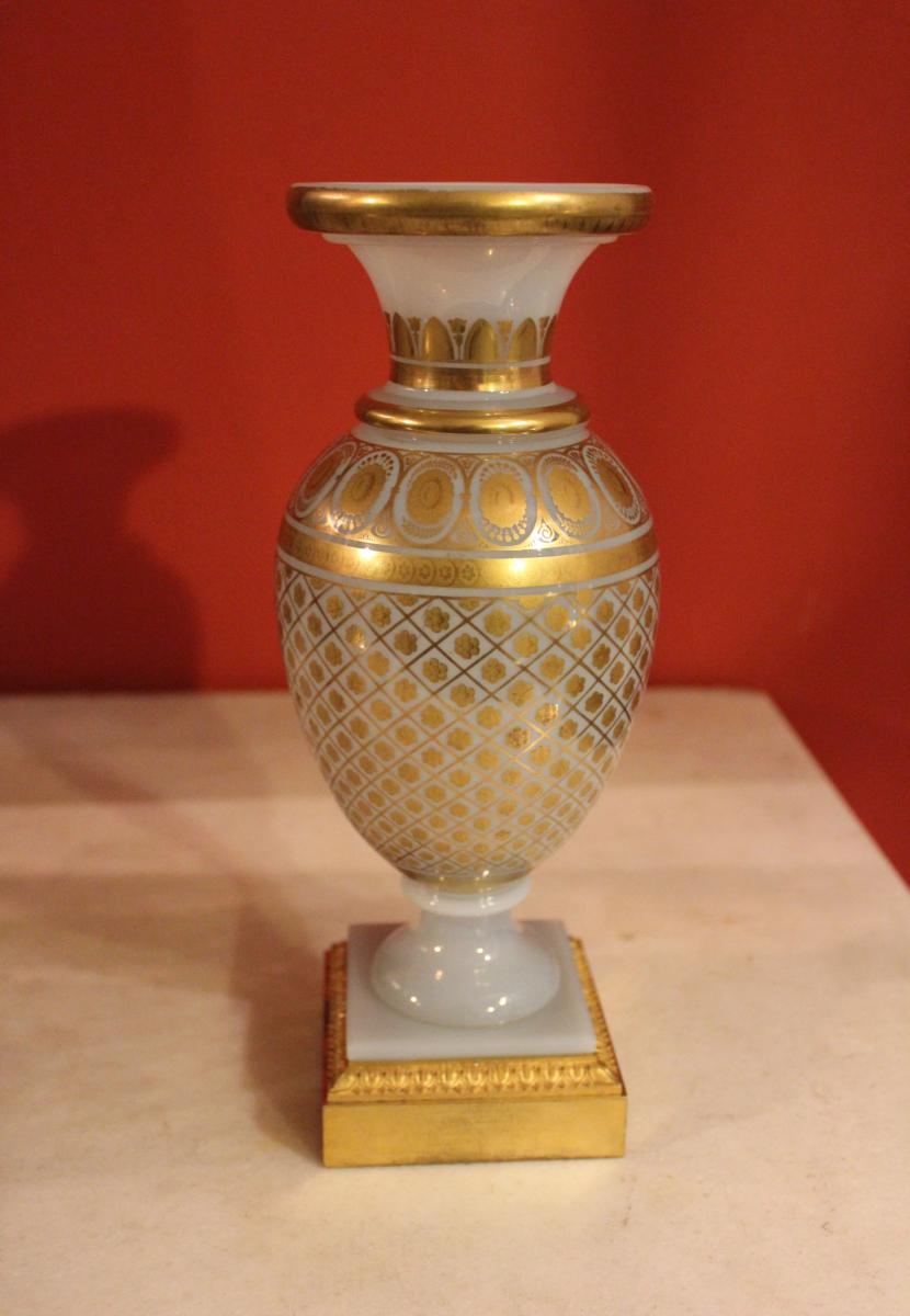 Vase Balustre En Opaline Savonneuse à Décor Doré . XIXeme