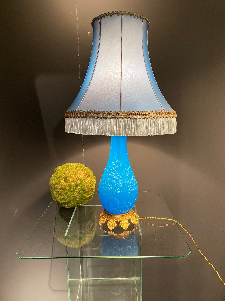 Importante Lampe En Opaline bleu Montée Bronze Ciselé Doré.