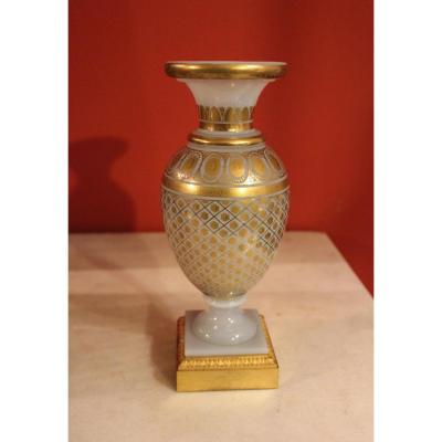 Vase Balustre En Opaline Savonneuse à Décor Doré . XIXeme