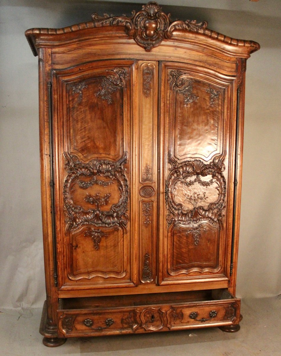 18th Century Walnut Wardrobe With Gendarme Hat-photo-2