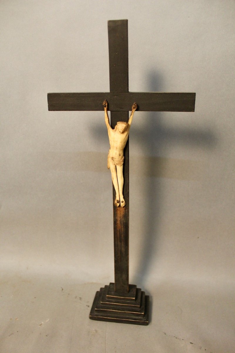 Christ En Ivoire Sur Grande Croix En Bois-photo-2