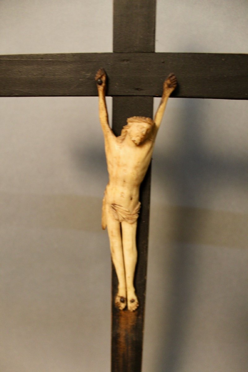 Christ En Ivoire Sur Grande Croix En Bois-photo-3