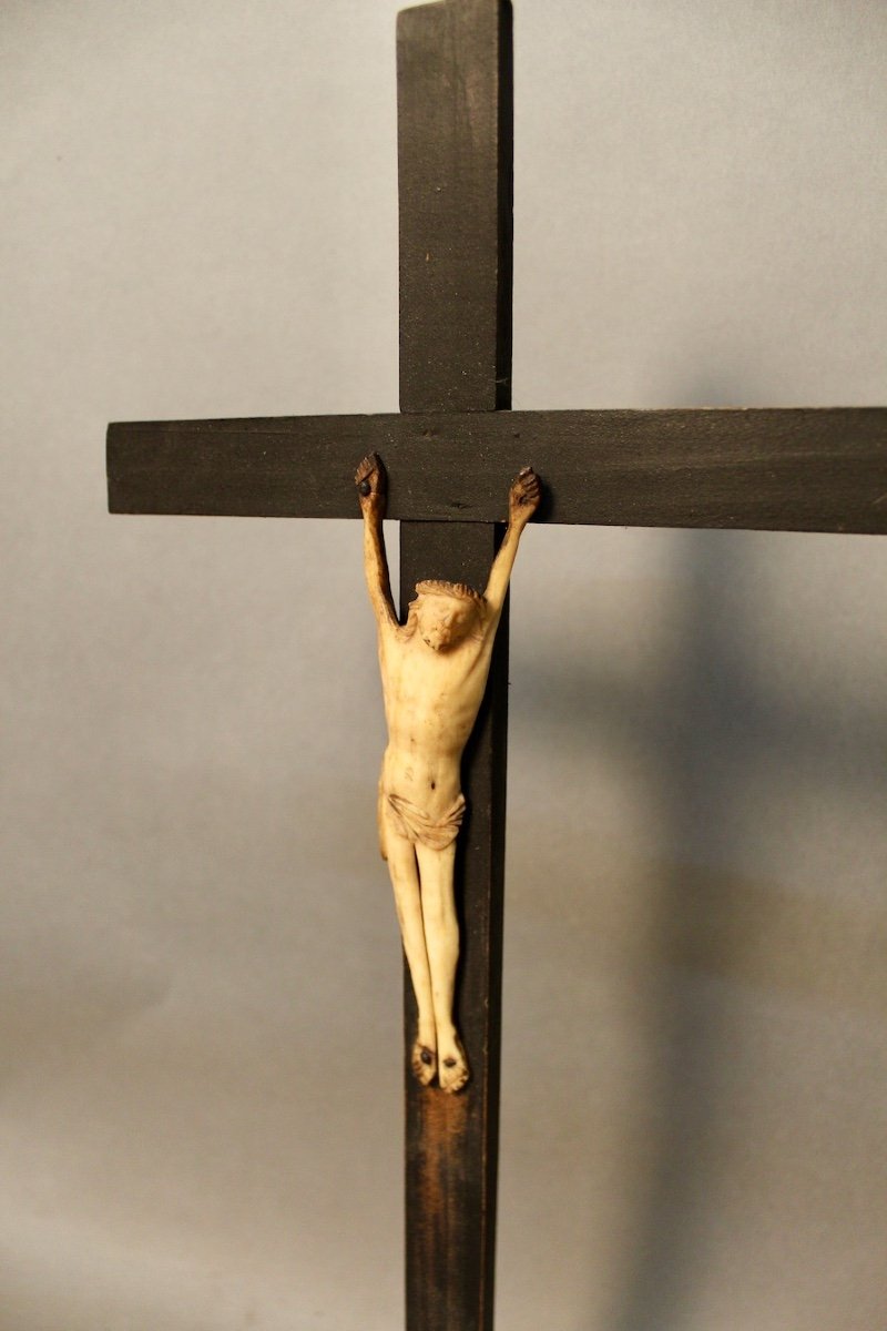 Christ En Ivoire Sur Grande Croix En Bois-photo-4