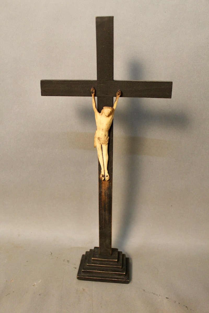 Christ En Ivoire Sur Grande Croix En Bois