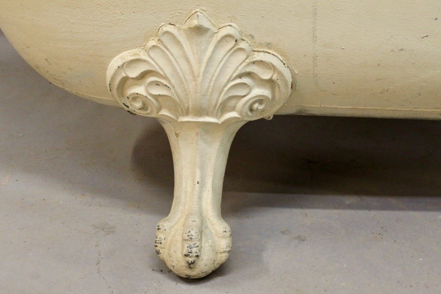 Cast Iron Bathtub With Eagle Legs And Original Taps-photo-2