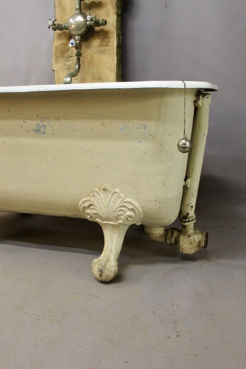 Cast Iron Bathtub With Eagle Legs And Original Taps-photo-3