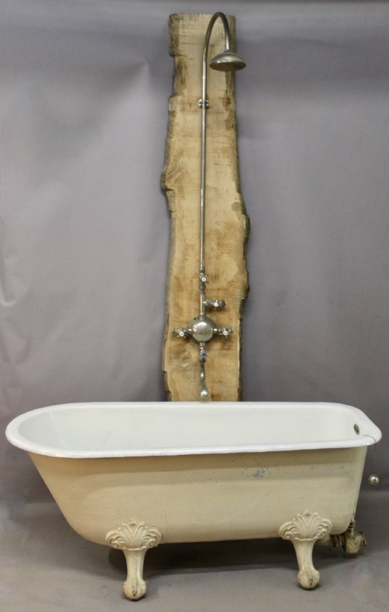 Cast Iron Bathtub With Eagle Legs And Original Taps