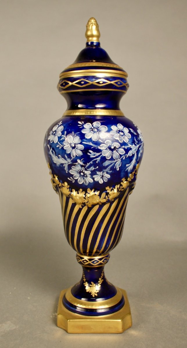 Vase Urne En Porcelaine De Limoges Signé