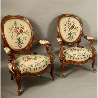 Paire De Fauteuils Tapisserie Au Petit Point 