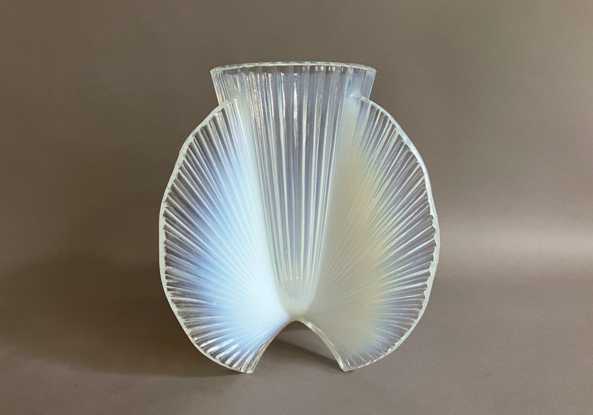 Pierre D'Avesn vase en verre opalescent Art Déco vers 1930-photo-2