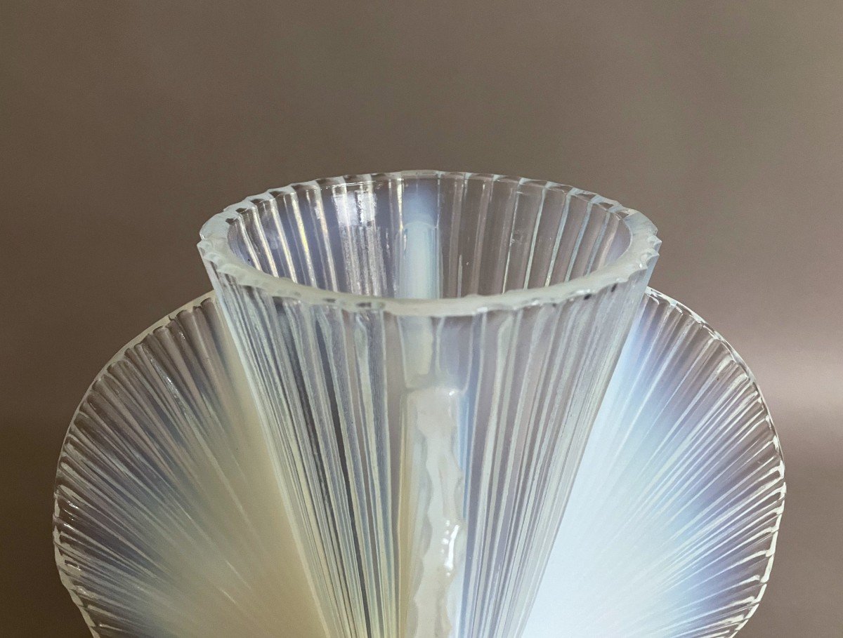 Pierre D'Avesn vase en verre opalescent Art Déco vers 1930-photo-3