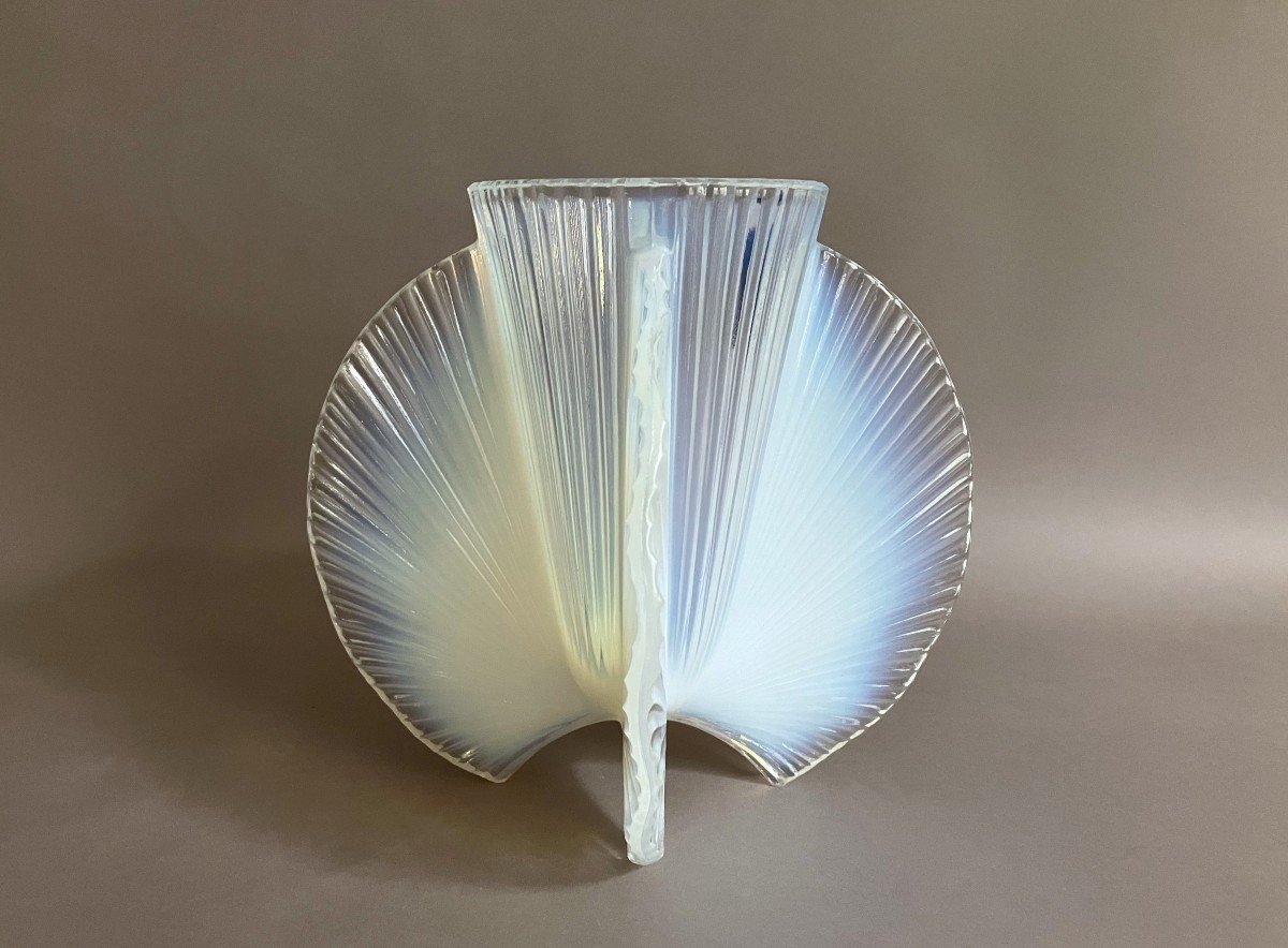 Pierre D'Avesn vase en verre opalescent Art Déco vers 1930