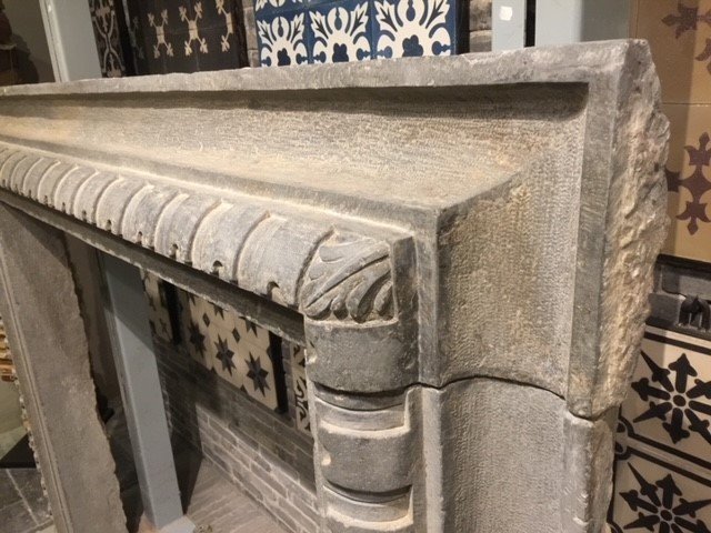 Italian Fireplace In Grey Limestone, 18th Century-photo-3