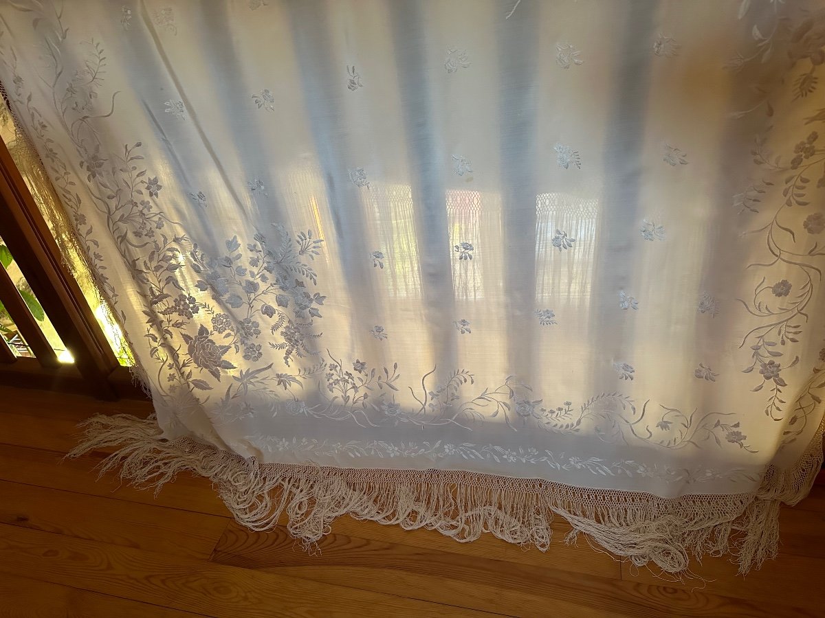 Manila Piano Shawl, Tablecloth Ivory Silk Circa 1920 Embroidery Bouquet Flowers Fringes 155x150-photo-2