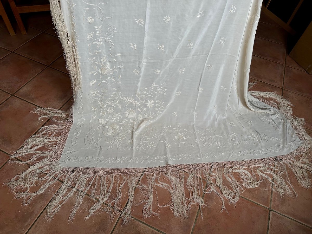 Manila Piano Shawl, Tablecloth Ivory Silk Circa 1920 Embroidery Bouquet Flowers Fringes 155x150-photo-1