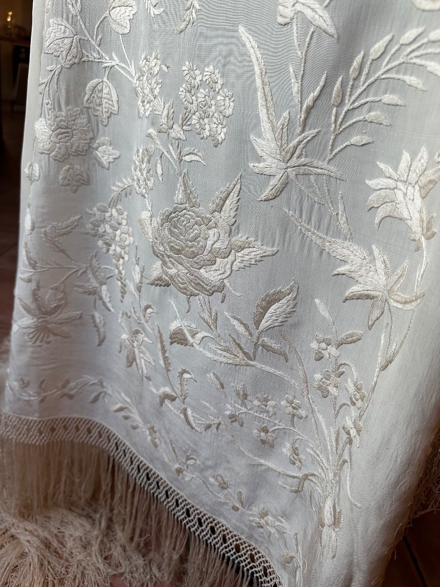 Manila Piano Shawl, Tablecloth Ivory Silk Circa 1920 Embroidery Bouquet Flowers Fringes 155x150-photo-2