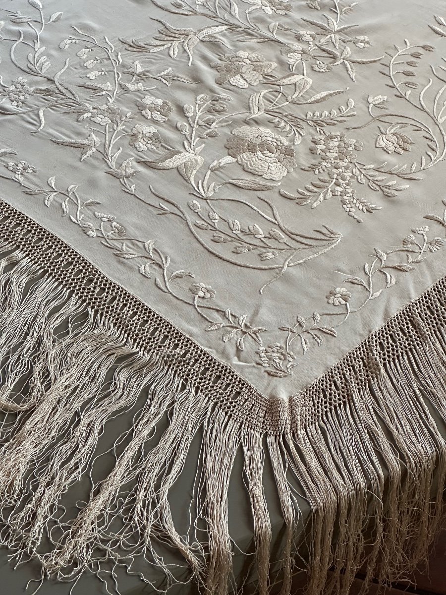 Manila Piano Shawl, Tablecloth Ivory Silk Circa 1920 Embroidery Bouquet Flowers Fringes 155x150-photo-8