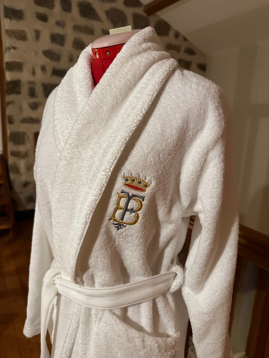 Luxurious Bathrobes Embroidery Monogram Antique Coat Of Arms Blazon -photo-7