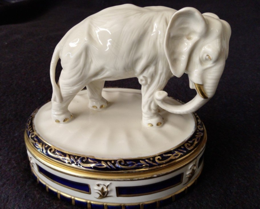 Bonbonnière En Porcelaine -  Elephant  -  Royal Dux – Bohemia - XXème