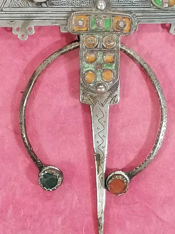 A Berber Fibula From The Maghreb In Enameled Silver Under Frame – 20th Century --photo-1