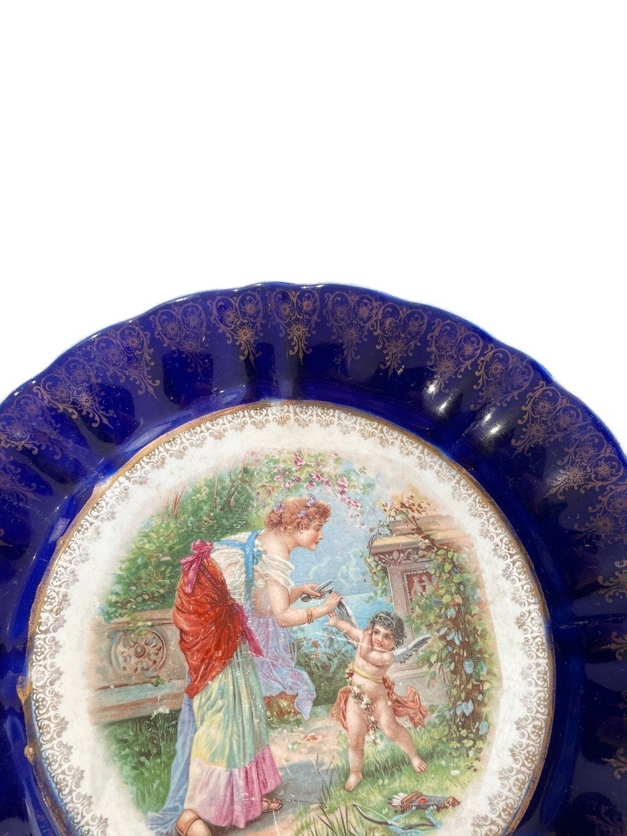 Assiette Terre De Fer Cupidon Se Faisant Couper Les Ailes-photo-1