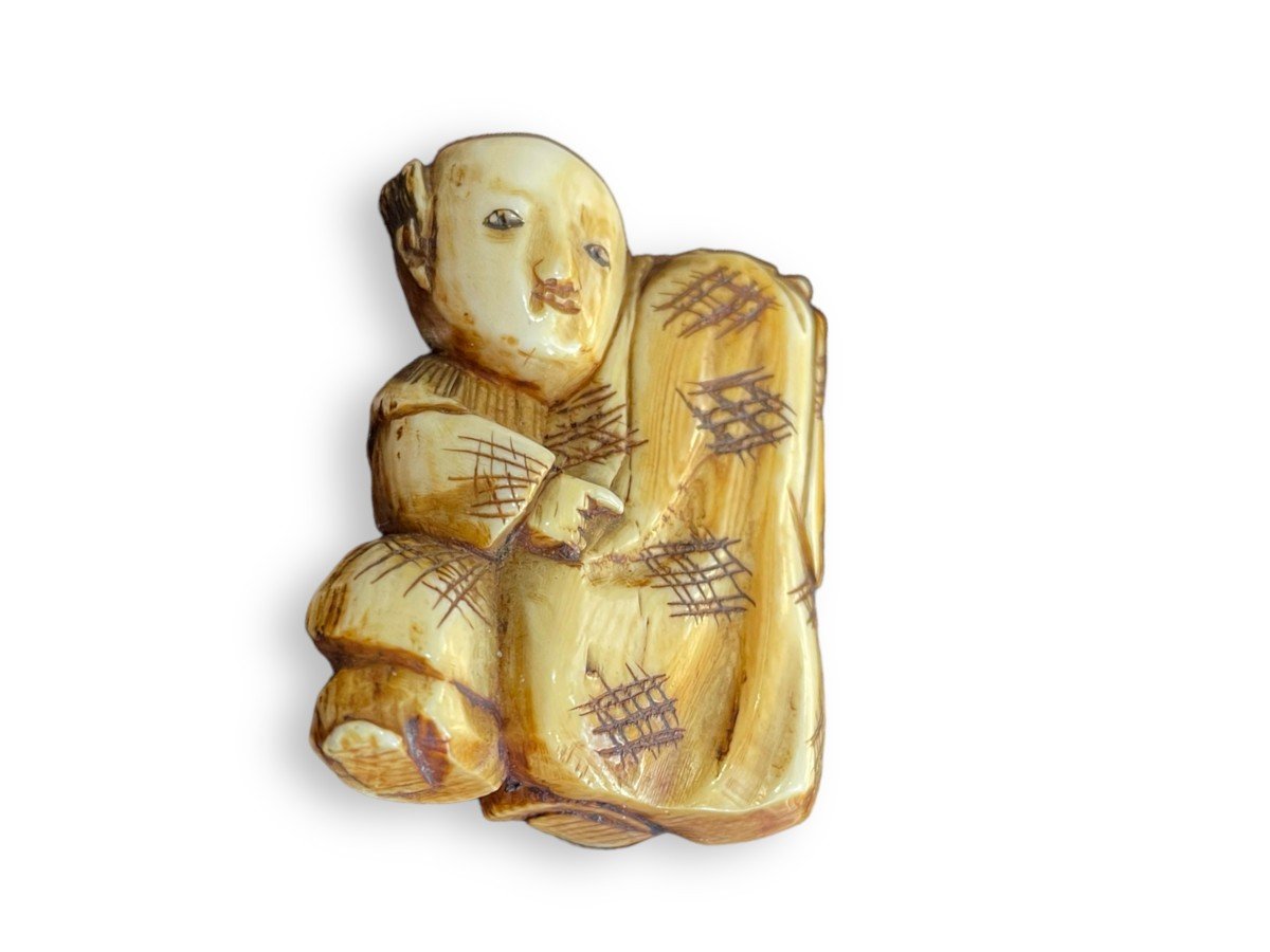 Netsuke 19th Century Character Holding A Bag-photo-3