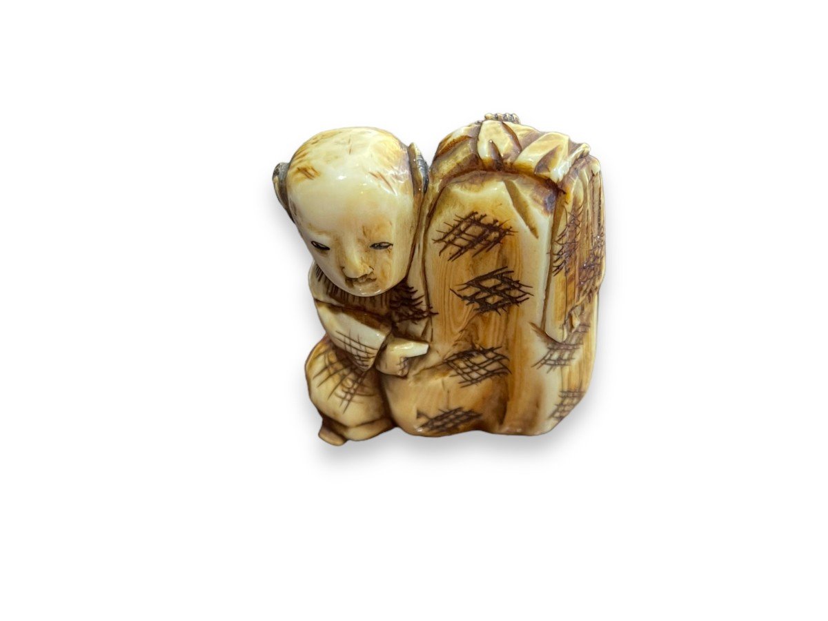 Netsuke 19th Century Character Holding A Bag-photo-3