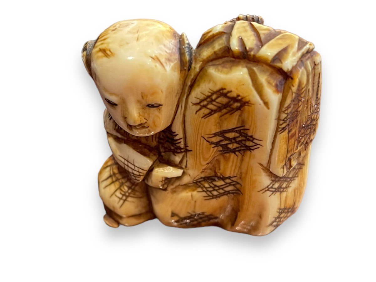 Netsuke 19th Century Character Holding A Bag