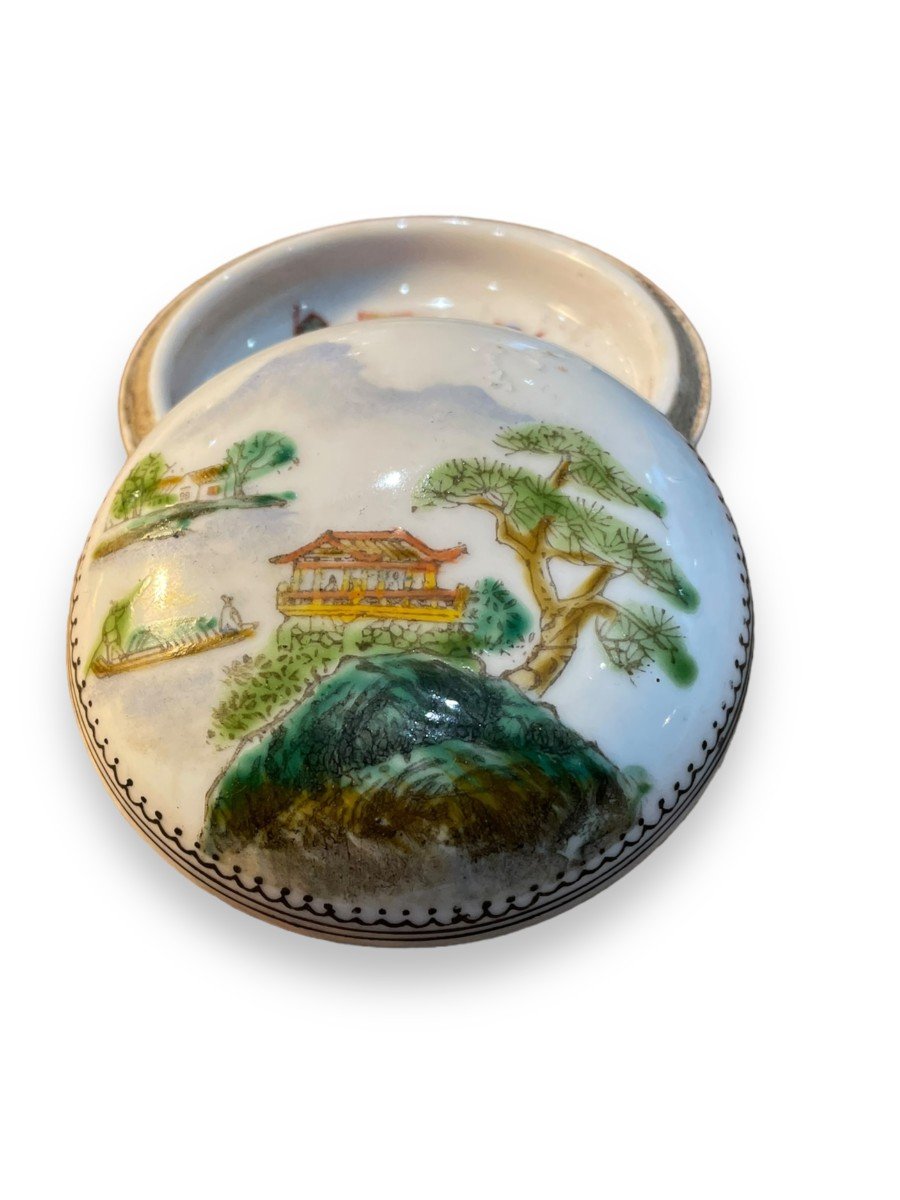 Erotica Curiosa Chinese Porcelain Box With Erotic Decor-photo-3