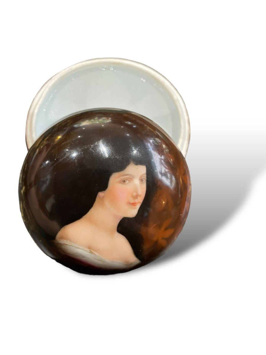 Boîte De Forme Ronde Portrait Féminin En Porcelaine Polychrome-photo-2