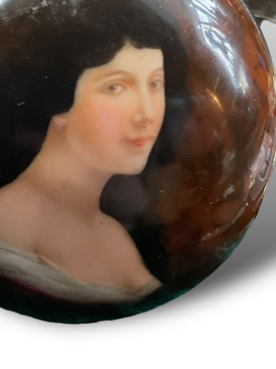 Boîte De Forme Ronde Portrait Féminin En Porcelaine Polychrome-photo-4