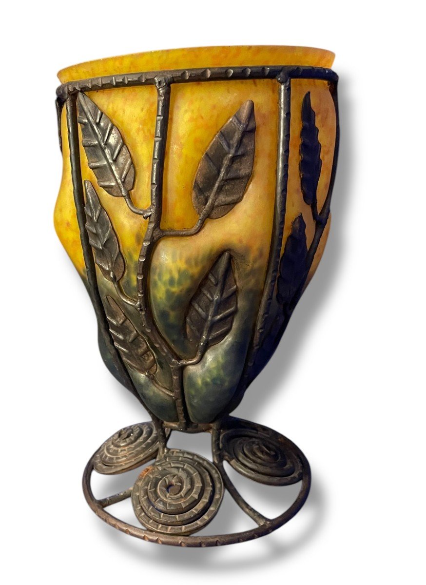 Vase En Verre Marmoréen Et Fer Forgé Attribué à Daum Et Majorelle