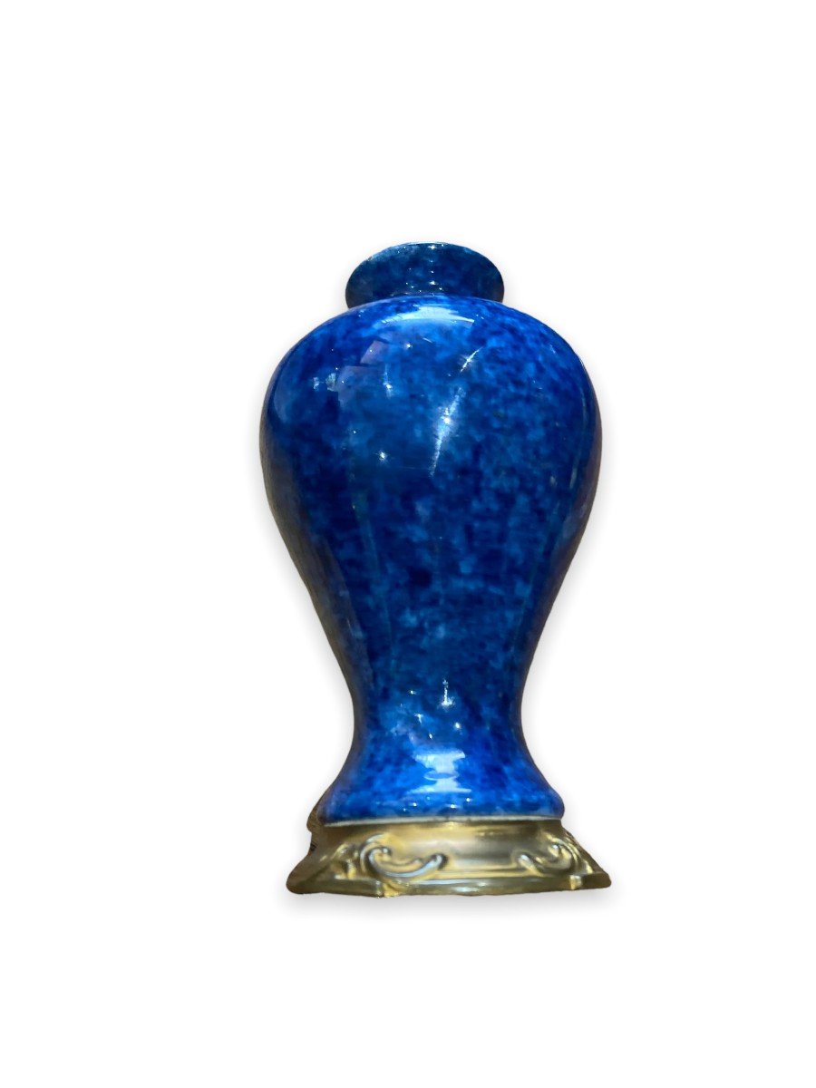 Petit Vase Balustre En Porcelaine Bleue Et Piètement En Bronze-photo-4