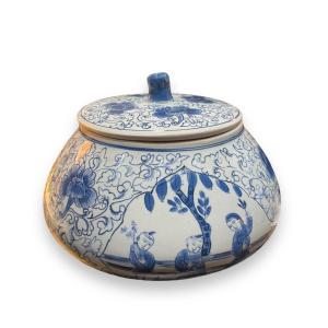 CHINE. Pot couvert en porcelaine émaillée bleu et blanc.…