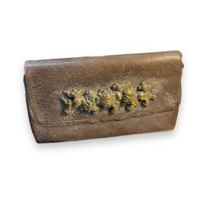 Asia Snuff Box In Leather And Bronze Decorated With Fô Dogs