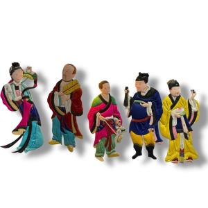 Figurine Chinoises En Soie Représentant Des Immortels