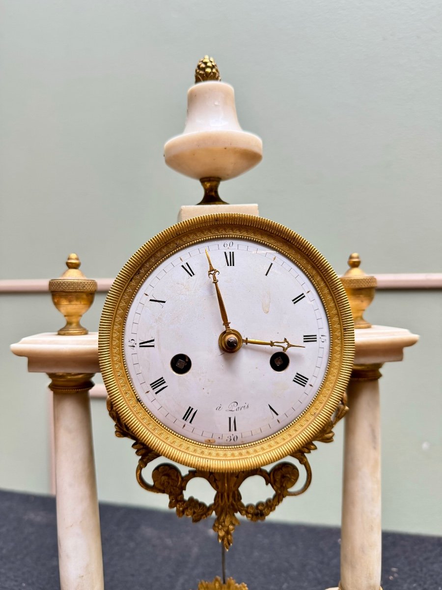 Portico Clock In White Marble And Gilt Bronze From Directoire Period 18th Century -photo-1