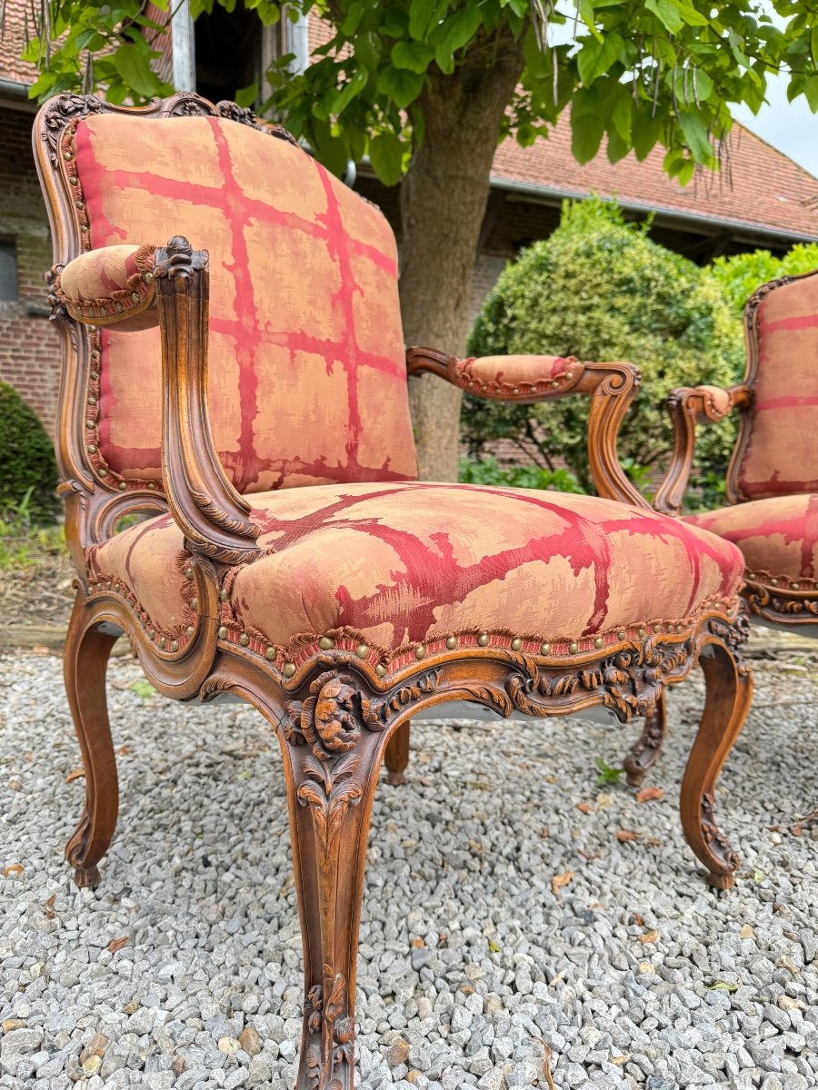 Paire De Grands Et Larges Fauteuils En Noyer Travail Lyonnais De Style Louis XV -photo-5