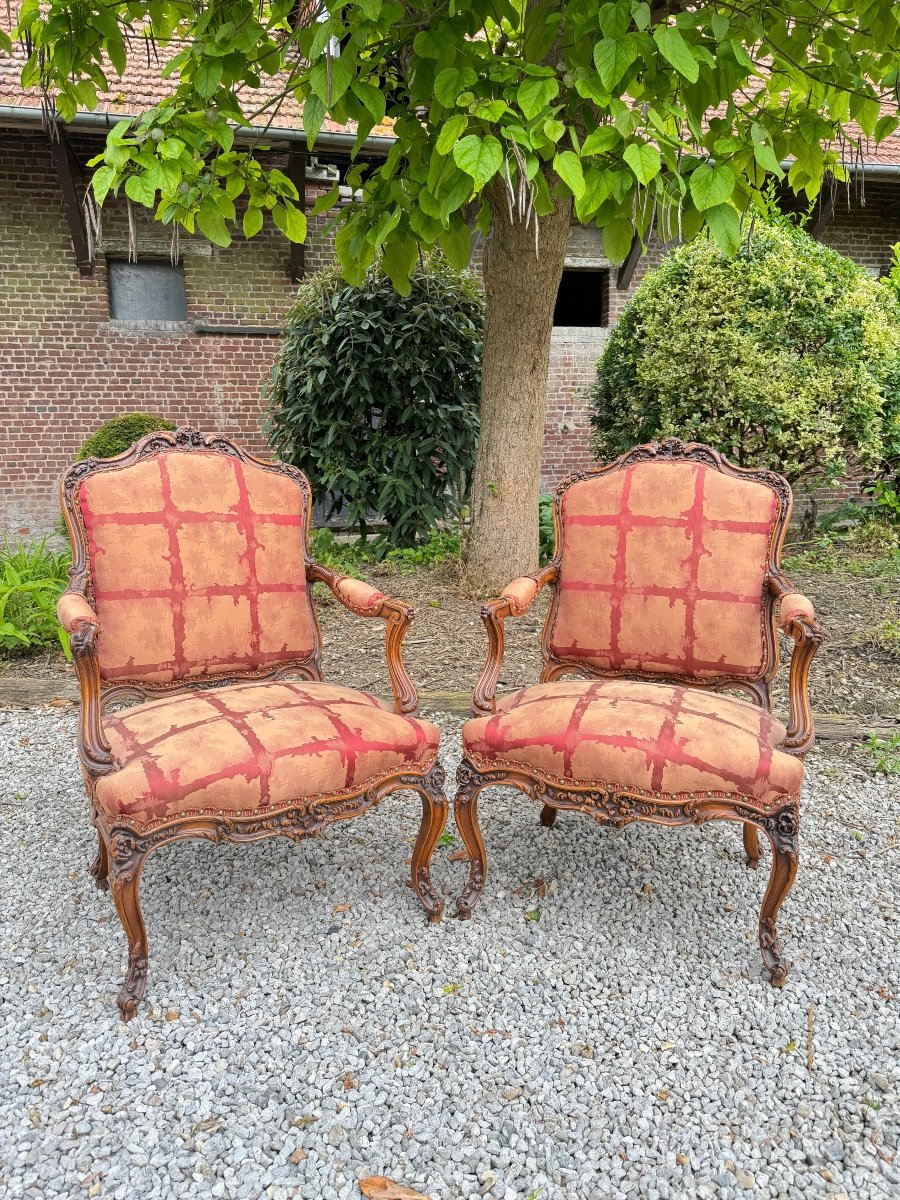 Paire De Grands Et Larges Fauteuils En Noyer Travail Lyonnais De Style Louis XV -photo-7