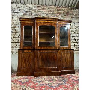 Projection Bookcase In Flamed Mahogany From The 19th Century