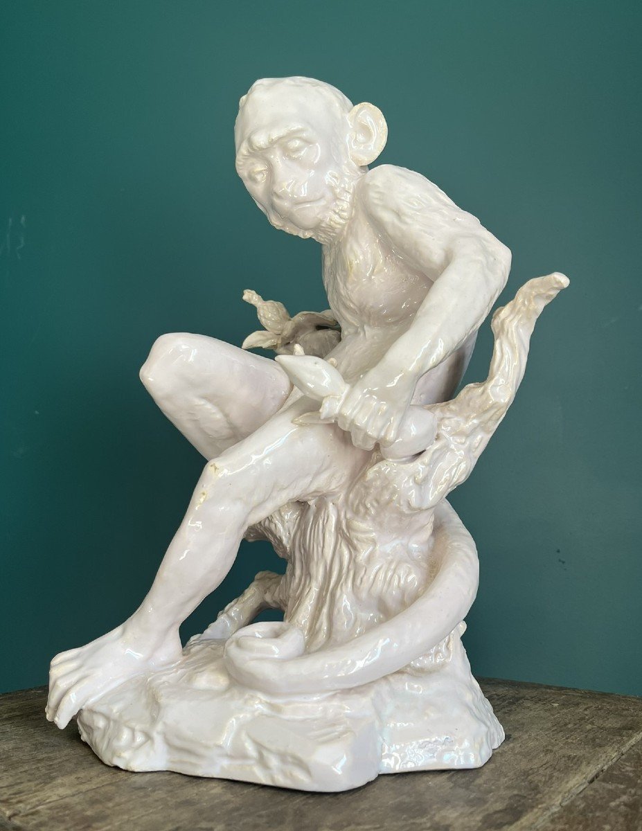 Large Monkey In White Earthenware - French Or Italian Work From The Early 20th Century.-photo-2