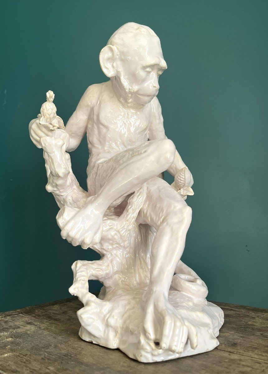 Large Monkey In White Earthenware - French Or Italian Work From The Early 20th Century.-photo-3