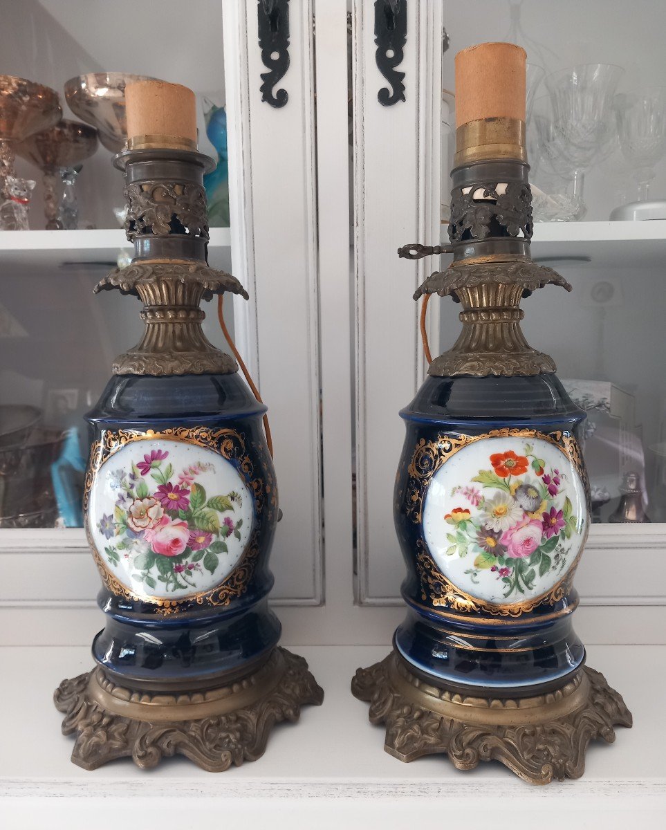 Paire De Lampes En Porcelaine à décor de roses