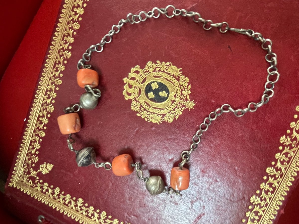 Ethnic Coral And Silver Alloy Necklace 