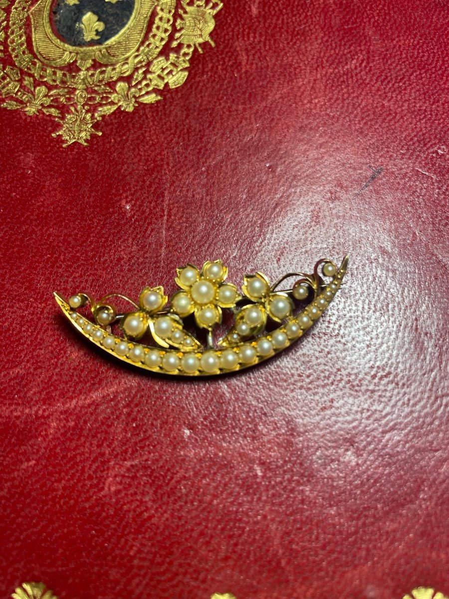 Gold And Pearl Brooch -photo-3