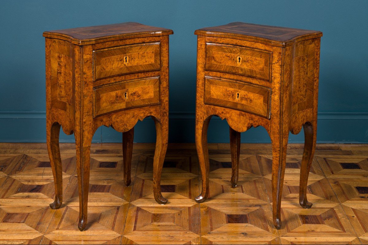 Paire de tables de chevets italiennes en marqueterie de bois de noyer, milieu du XVIIIe siècle